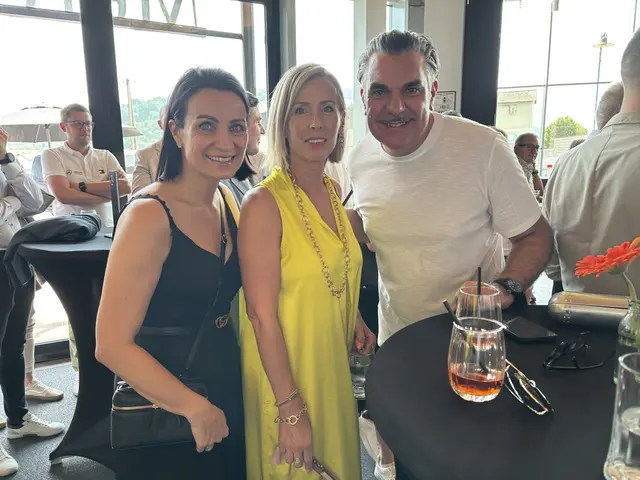 Manuela (li) und Leo Rath mit einer Freundin beim Festakt von Mercedes Temmer. | Foto: Brigitte Gady