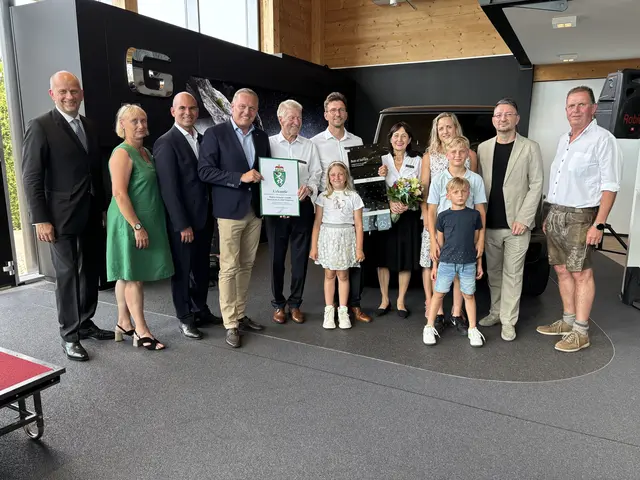 Geschäftsführer Andreas Temmer (Mitte) mit seiner Familie sowie den Ehrgästen. | Foto: Brigitte Gady