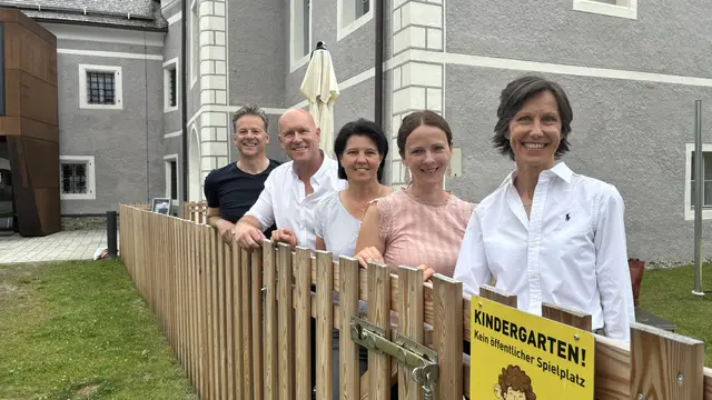 Präsentierten am 27. Juni 2025 das Erdgeschoss des Schlosses Kuenburg als vorübergehenden Standort für zwei alterserweiterte Kindergartengruppen in Tamsweg, v. li.: Bürgermeister Wolfgang Pfeifenberger (ÖVP), Erster Vizebürgermeister Eduard Egger (FPÖ), Zweite Vizebürgermeisterin Hildegunde Prodinger (ÖVP), Kindergartenleiterin Maria Fanninger und Amtsleiterin Gunda Steinwender. | Foto: pjw