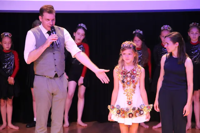 Ein Kleid mit weggeworfenen Nesprssokapseln war der Hingucker bei den Irish Dancern. | Foto: MeinBezirk/Hofmüller