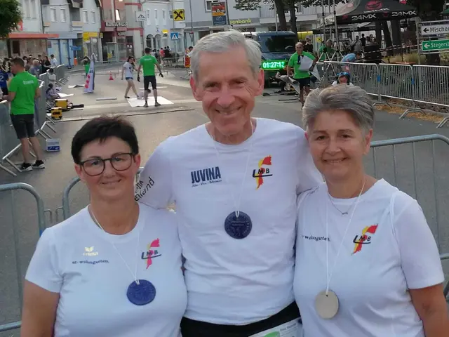 Elisabeth Pendl, Johann Höllwerth und Julia Kainz ganz sportlich. | Foto: LMB