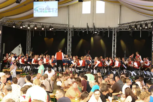 71 Musikerinnen und Musiker der Stadtkapelle Haag sorgten musikalische für einen Frühschoppen de luxe.  | Foto: privat