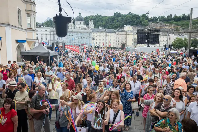 Um 16 Uhr wurde das Salzburger Stadtfest eröffnet - rund 15.000 BesucherInnen kamen in die Stadt. Hier zur Hauptbühne am Platzl. | Foto: Doris Wild / wildbild