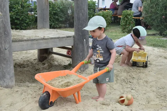 Der kleine Clemens war vom Sandspielen fasziniert | Foto: Müller