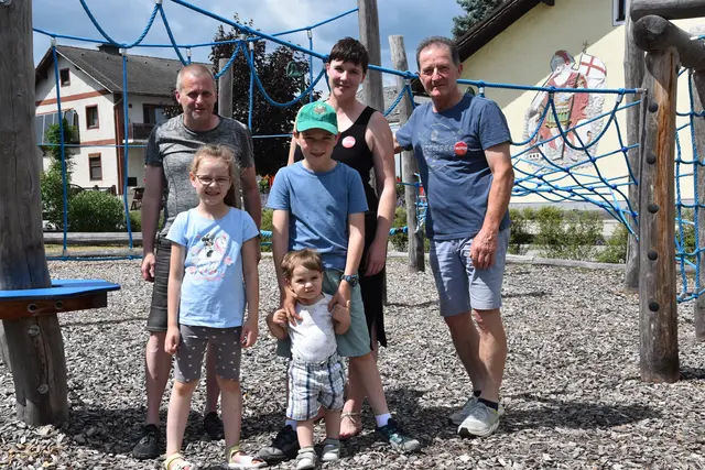 Am Freitag war es in Reichersdorf Zeit das Spielefest: Helmut Schmutzer, Shirin Engel, Heinz Konrath, Marie, Julian und Jonas Wallner sowie viele mehr verbrachten einen lustigen Tag. | Foto: Müller