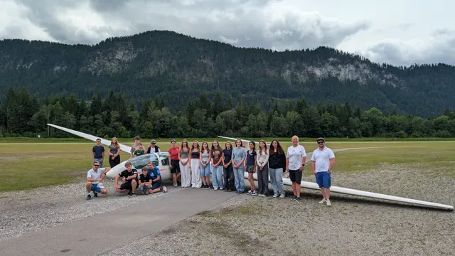 Begeisterte Gesichter am Flugplatz