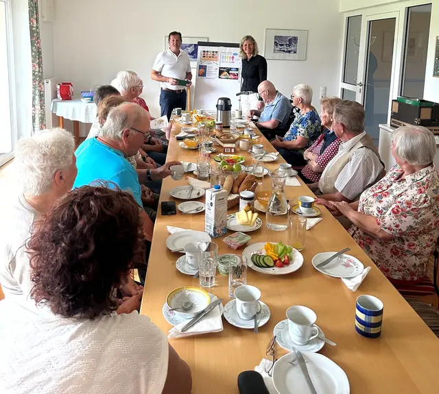 Roßleithens Bürgermeister und Arbeitskreisleiter Kurt Pawluk, Diätologin Veronika Stockreiter und Bewohner des betreuten Wohnens in Roßleithen. | Foto: Gesunde Gemeinde Roßleithen