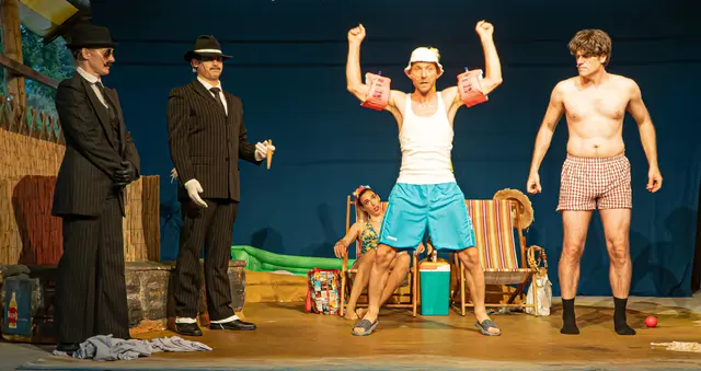 Die schwungvolle Musikkomödie Dolce Vita &amp; Scandale Teil 2 mit und von den ARTworkers ist wieder ein Erolgsprogramm, das die Besucher schon in den ersten Minuten zum Lachen bringt. Die Premiere auf der Seebühne des Nepomuk-Teichs in Waldhausen wurde viel bejubelt. | Foto: ARTworkers