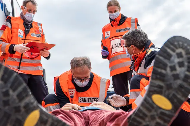 Ein Motorradfahrer kollidierte im Zuge eines Überholmanövers mit einem Lkw und verletzte sich bei dem folgenden Sturz schwer. | Foto: Berufsrettung Wien (Symbolfoto)