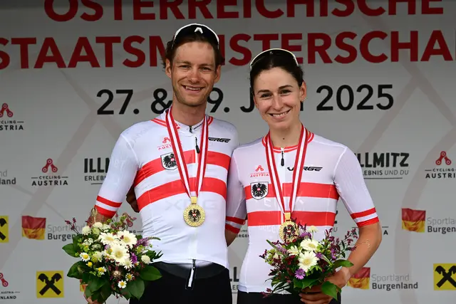 Die beiden Gewinner Felix Großschartner und Christina Schweinberger bei der Siegerehrung. | Foto: Reinhard Eisenbauer/Cycling Austria