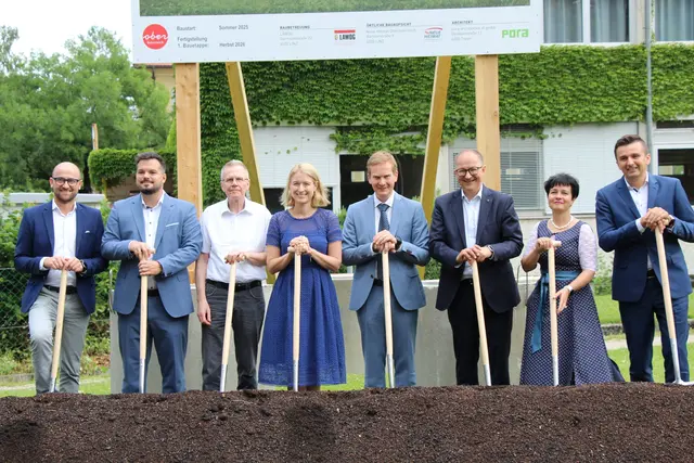 Vize-Bürgermeister Alexander Hauser, Direktor Andreas Kaiserrainer (MS Kirchdorf), der Vertreter der PORA-Architektur, Bildungs-Landesrätin LH-Stellvertreterin Christine Haberlander, Bürgermeister Markus Ringhofer, der designierte Landesrat Martin Winkler, Direktorin Christine Kerschbaummayr (VS Kirchdorf), Vize-Bürgermeister Stipo Luketina (v.li.) | Foto: MeinBezirk/Staudinger