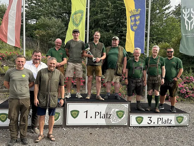 Oberschützenmeister Josef Kohzina, die Instruktoren Rudi Dorn und Lukas Graf und die Lederhosenpartie Eugen Zimm, David Faustmann, Gregor Dersch, Ignaz Wiedermann, Johann-Dieter Dlesk, Hubert Trsek, Ernst Scharfetter. | Foto: Schützenverein-Mistelbach
