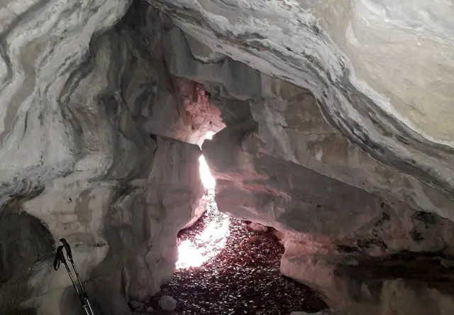 Die Jungfrauenhöhle, dessen Inneres schöne Felszeichnungen aufweist.