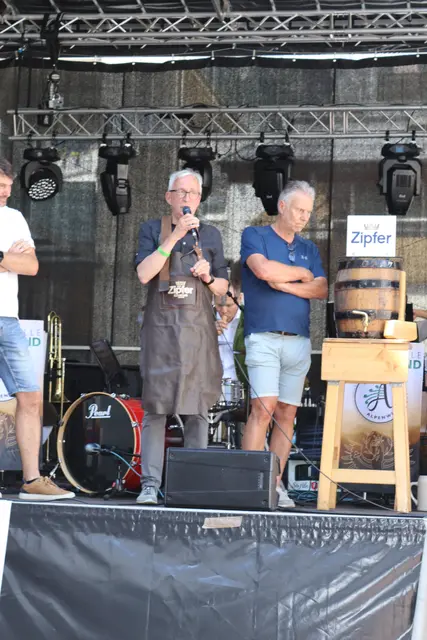 Bgm. Herbert Mayer bei seinen Grußworten.  | Foto: Elisabeth Zangerl