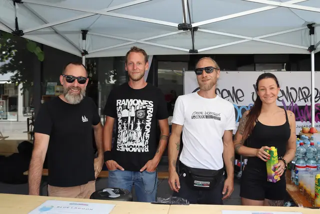 Das Team der Offenen Jugendarbeit Landeck-Zams schenkte beim Stadtfest sommerliche Mocktails, also alkoholfreie Cocktails, aus. Am Bild zu sehen sind Norbert Zangerl, Peter Geiger, Mario Pircher und Carolin Jeitner.  | Foto: Elisabeth Zangerl