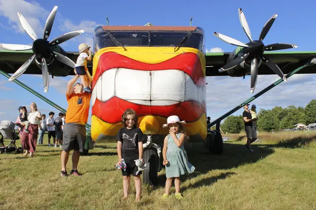 Die Kinder sind vom lustigen Flieger begeistert. | Foto: Walter Kellner