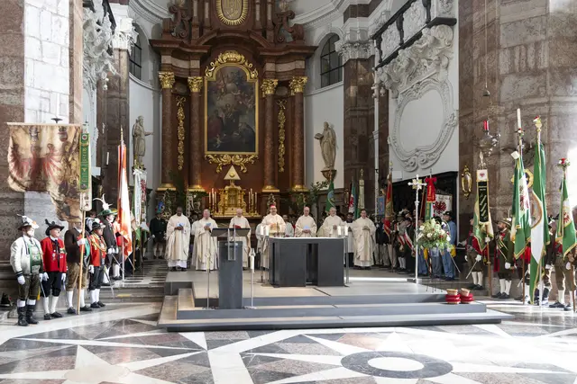 Herz-Jesu-Gottesdienst 2025: Das Herz-Jesu-Gelöbnis wurde in der Jesuitenkirche in Innsbruck zum 229. Mal erneuert. | Foto: Land Tirol