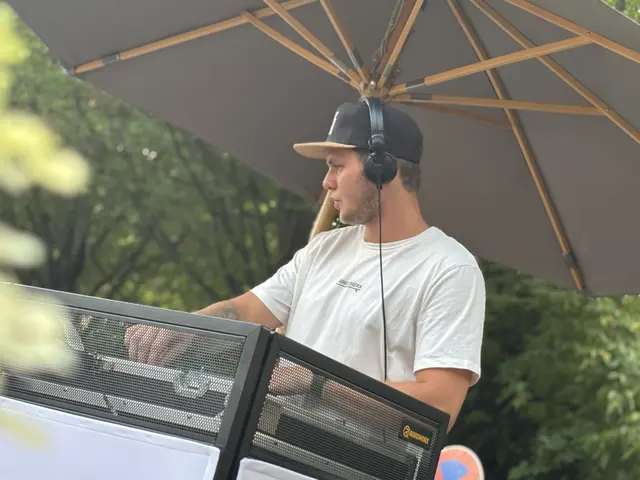 Ein DJ sorgte bei der langen Einkaufsnacht in Feldbach für entspannte Vibes. | Foto: MeinBezirk