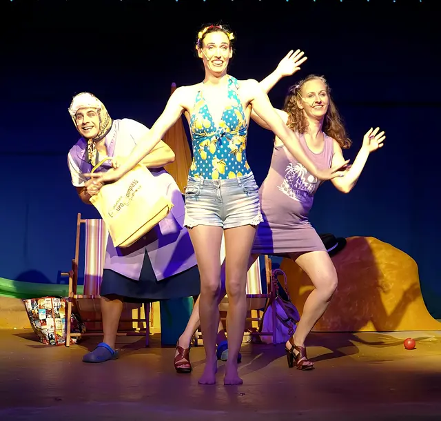 Die schwungvolle Musikkomödie Dolce Vita &amp; Scandale Teil 2 mit und von den ARTworkers ist wieder ein Erolgsprogramm, das die Besucher schon in den ersten Minuten zum Lachen bringt. Die Premiere auf der Seebühne des Nepomuk-Teichs in Waldhausen wurde viel bejubelt. | Foto: ARTworkers