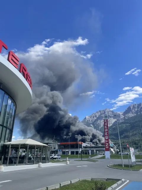 AT-Alert in Osttirol, Brand der Recycling-Anlage der Firma Rossbacher in Nußdorf-Debant  | Foto: Lea Mayr