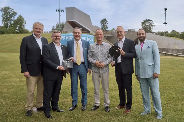 HYPO NOE Vorstand Udo Birkner, Finanzlandesrat Ludwig Schleritzko, Cellist Luigi Piovano, Dirigent Franz Strobel, HYPO NOE Vorstand Wolfgang Viehauser und Flötist Stathis Karapanos vor der Generalprobe zu “Ganz großes Kino” | Foto: HYPO NOE / Sappert