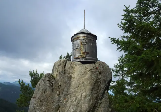 Die originelle Gipfeldose auf einer Felsnadel des Klaustalbergs
