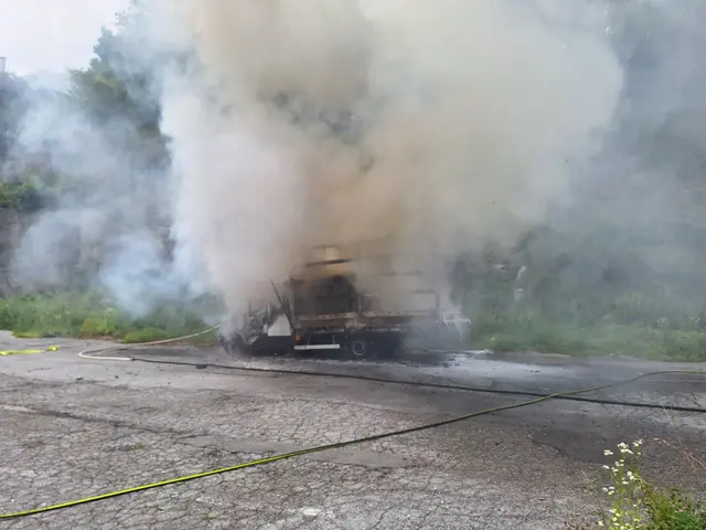 Ein Klein-Lkw brannte auf der Hungerburg. Es wurde auch Cannabisharz gefunden. Zwei Personen sind auf der Flucht. | Foto: RKI