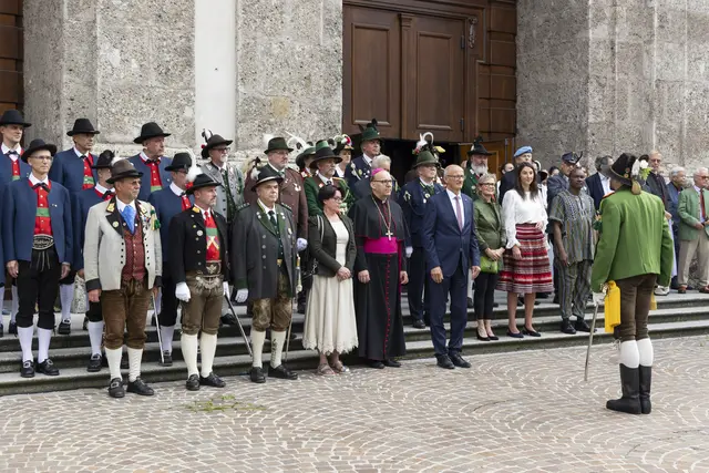 Ehrengäste bei der Meldung von Landesschützenkommandant Walter Saurer. | Foto: Land Tirol
