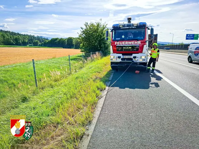 Mittels Seilwinde wurde das Unfallfahrzeug wieder geborgen. | Foto: FF Mooskirchen