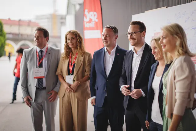 Mit Vizekanzler Andreas Babler, Bundesfrauenministerin Eva-Maria Holzleitner und Staatssekretärin Michaela Schmidt war auch die Bundespolitik beim Landesparteitag der SPÖ Tirol hochkarätig vertreten. Ebenso mit dabei: Landesrätin Eva Pawlata, Landesrat René Zumtobel, die Innsbrucker Vizebürgermeisterin Elli Mayr und Benjamin Plach, Klubobmann der SPÖ im Innsbrucker Gemeinderat | Foto: SPÖ Tirol
