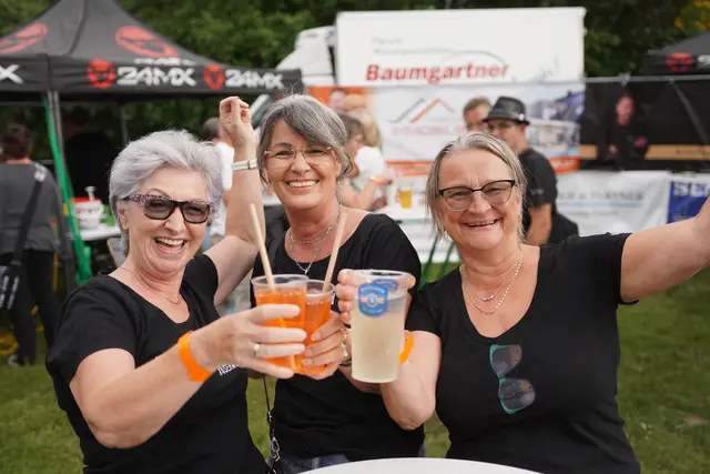 Ursula Westermayer, Sonia Steiner und Ursula Schmidt genossen die gute Stimmung beim Moccamio Open Air.