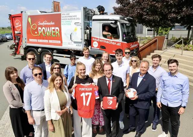 Die Junge Wirtschaft besuchte Umweltpionier Hans Roth und traf auch Fußball-Nationalteamspielerin Sarah Puntigam. | Foto: Saubermacher