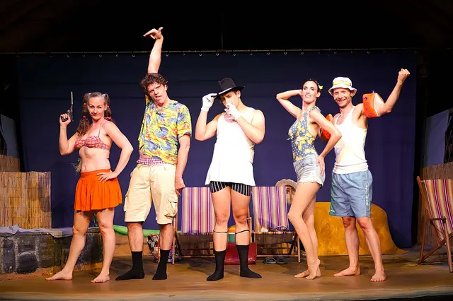 Die schwungvolle Musikkomödie Dolce Vita &amp; Scandale Teil 2 mit und von den ARTworkers ist wieder ein Erolgsprogramm, das die Besucher schon in den ersten Minuten zum Lachen bringt. Die Premiere auf der Seebühne des Nepomuk-Teichs in Waldhausen wurde viel bejubelt. | Foto: ARTworkers