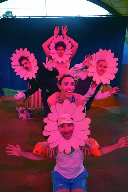 Die schwungvolle Musikkomödie Dolce Vita &amp; Scandale Teil 2 mit und von den ARTworkers ist wieder ein Erolgsprogramm, das die Besucher schon in den ersten Minuten zum Lachen bringt. Die Premiere auf der Seebühne des Nepomuk-Teichs in Waldhausen wurde viel bejubelt. | Foto: ARTworkers