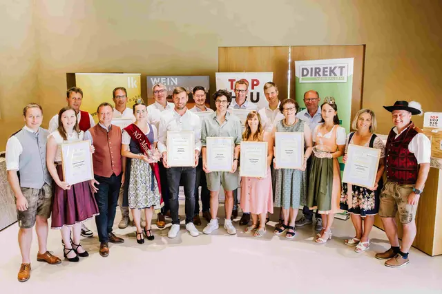 1. Reihe: Michael Simon, Carina Simon, Obmann des Landesverbandes für bäuerliche Direktvermarkter NÖ Johann Höfinger, Vize-Mostkönigin Katharina Selner, Bernd Baumgartner, Felix Mayer, Tamara Meindorfer, Brigitte Neustifter, NÖ Weinkönigin Laura Hummel, Monika Oberaigner, Michael Oberaigner
2. Reihe: Vorstand Landesobstbauverband Andreas Ennser, Stefan Müller, NÖ Weinbaupräsident Reinhard Zöchmann, Johann Schöller, Robert Nadler, Johann Frühwirth, Karl Neustifter | Foto: LWmedia/Leonardo Ramirez