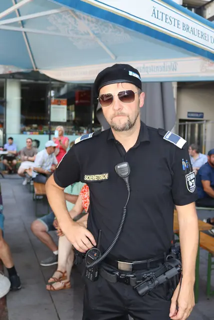 Michael Ganser ist der Einsatzleiter der Siwa Sicherheitswache GmbH, die beim Stadtfest u.a. für die Einlasskontrolle sowie die Sicherheit zuständig war.  | Foto: Elisabeth Zangerl