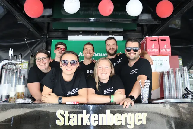 Diese Gruppe sind allesamt Mitglieder der Landjugend aus dem Bezirk Landeck und schenkten an einem der Stände aus, zu sehen sind: Celina Zangerl, Jessica Partoll, Stefanie Erhart, Hannes Federspiel, Patrick Recher, Marcel Pfisterer und Stefan Narr.  | Foto: Elisabeth Zangerl