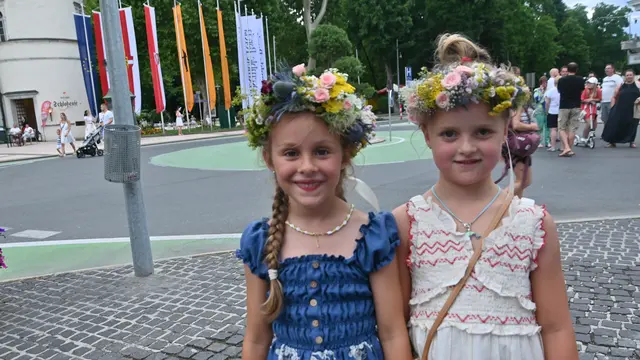 Mit selbst gebastelten Blumenkränzen: Selina und Emmely