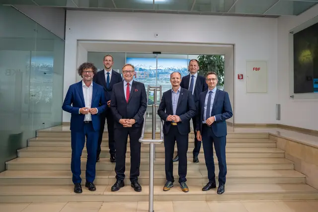 Das neue IKB-Vorstandsteam (ab 2026) mit Vorstandsvorsitzendem Thomas Pühringer (ganz links), Alois Muglach (links Mitte) und Thomas Gasser und den Eigentümervertretern Bürgermeister Johannes Anzengruber, TIWAG-Vorstand Michael Kraxner und IKB-Aufsichtsratsvorsitzendem Markus Bachlechner.  | Foto: IKB