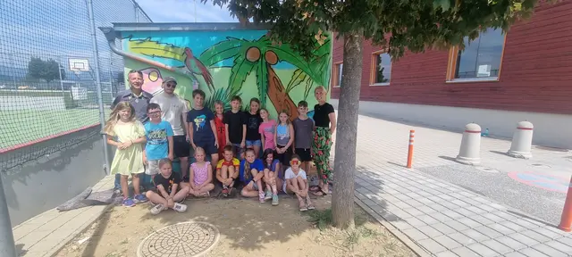 Die jungen Graffiti-Künstler vor der neu gestalteten Wand | Foto: Musikschule St. Ruprecht/Raab