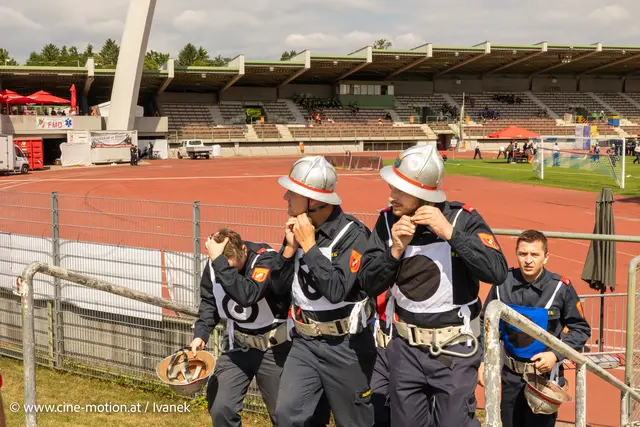 Schnell die Helme absetzen und aus den Uniformen hieß es nach dem Wettbewerben. | Foto: www.cine-motion.at / Ivanek