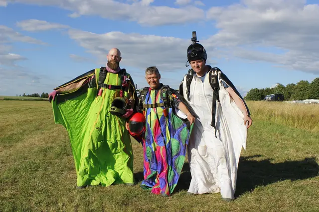 Besonders cool sind diese Wingsuits, mit denen man durch die Lüfte gleiten kann. | Foto: Walter Kellner