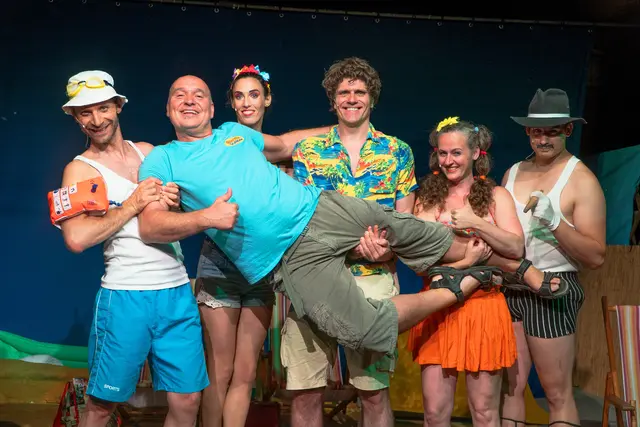 Die schwungvolle Musikkomödie Dolce Vita &amp; Scandale Teil 2 mit und von den ARTworkers ist wieder ein Erolgsprogramm, das die Besucher schon in den ersten Minuten zum Lachen bringt. Die Premiere auf der Seebühne des Nepomuk-Teichs in Waldhausen wurde viel bejubelt. | Foto: ARTworkers