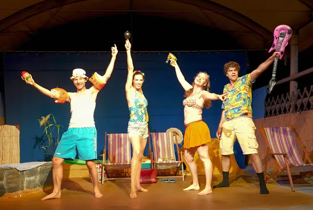 Die schwungvolle Musikkomödie Dolce Vita &amp; Scandale Teil 2 mit und von den ARTworkers ist wieder ein Erolgsprogramm, das die Besucher schon in den ersten Minuten zum Lachen bringt. Die Premiere auf der Seebühne des Nepomuk-Teichs in Waldhausen wurde viel bejubelt. | Foto: ARTworkers