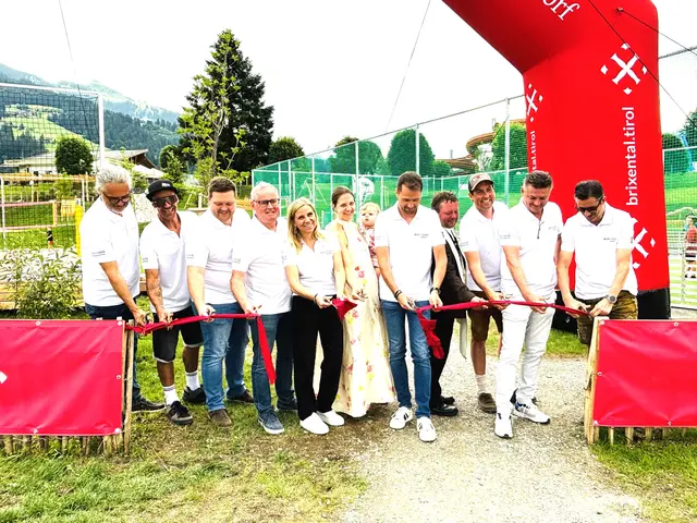 Das rote Band ist durchschnitten – Symbol für die Eröffnung der Aktiv Arena Westendorf. | Foto: Kogler