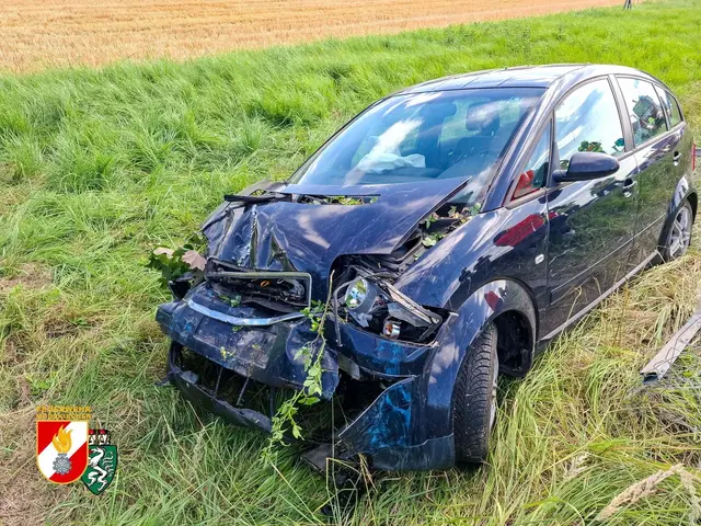 Das Fahrzeug wurde schwer beschädigt, der Pkw-Lenker blieb so gut wie unverletzt. | Foto: FF Mooskirchen