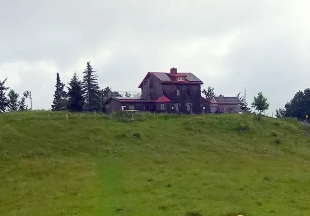Schon von weitem sieht man die ganzjährig bewirtschaftete Hütte.