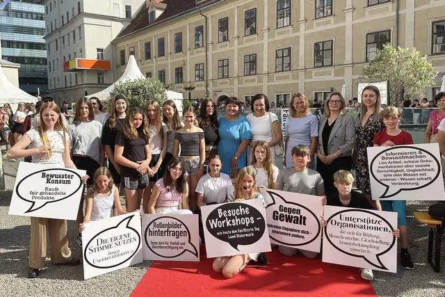 Schüler aus Laßnitzhöhe mit Manuela Khom, Elisabeth Meixner, Beatrix Karl und Eva Scheibelhofer-Schroll beim FairStyria Tag in Graz | Foto: privat