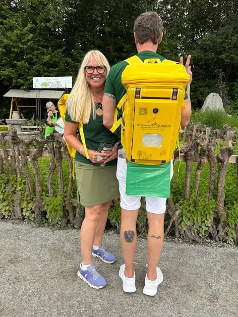Christina und Tomi mit den Mobilen ZsamramsackSpender unterwegs
