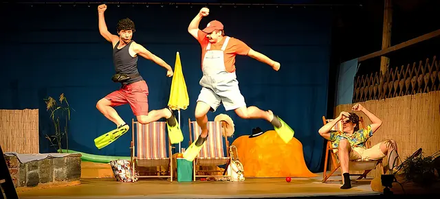 Die schwungvolle Musikkomödie Dolce Vita &amp; Scandale Teil 2 mit und von den ARTworkers ist wieder ein Erolgsprogramm, das die Besucher schon in den ersten Minuten zum Lachen bringt. Die Premiere auf der Seebühne des Nepomuk-Teichs in Waldhausen wurde viel bejubelt. | Foto: ARTworkers